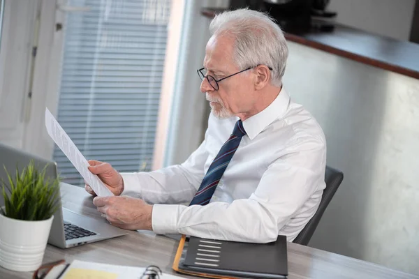 Ledande Affärsman Kontroll Dokument Ämbetet — Stockfoto