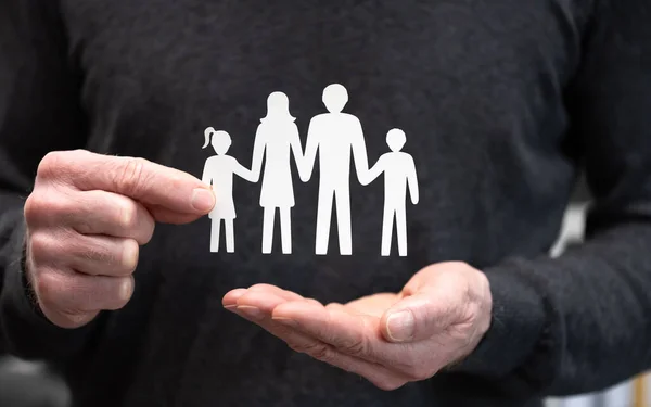 Homem Segurando Uma Família Papel Conceito Seguro Família — Fotografia de Stock