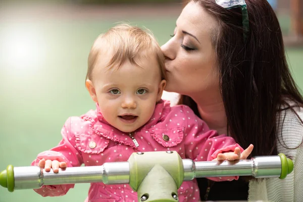 Retrato Jovem Mãe Beijando Seu Bebê Bonito Menina Livre — Fotografia de Stock