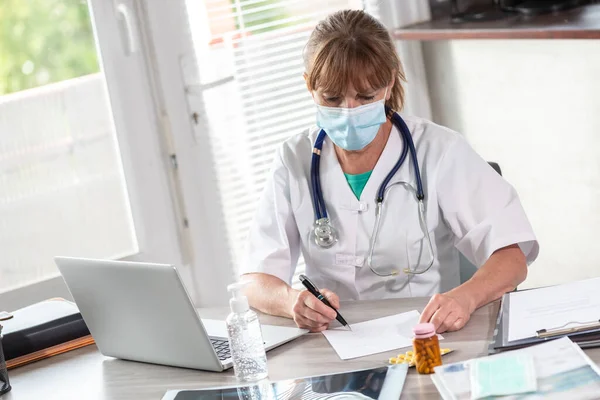 Kvinna Läkare Bär Medicinsk Ansiktsmask Och Arbetar Läkarmottagningen Utbrottet Coronavirus — Stockfoto