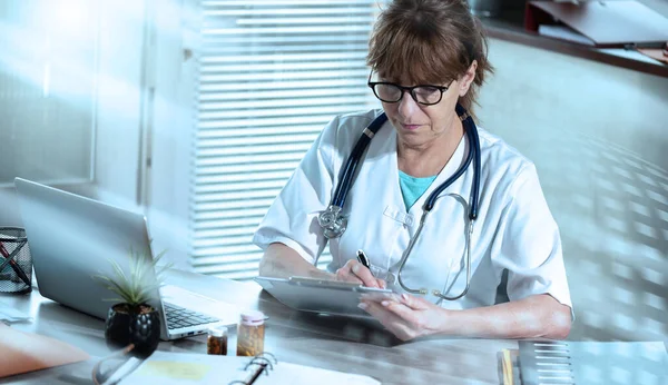 Kvinnlig Läkare Antecknar Urklipp Arbetsplatsen Ljuseffekt — Stockfoto