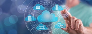 Adam dokunmatik ekranda bulut hesaplama konseptine parmağıyla dokunuyor.