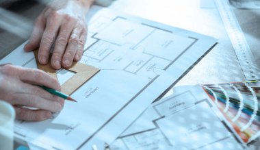 Bir proje üzerinde çalışan ve kare kullanan bir mimar; ışık efekti