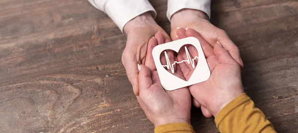 Elinde Kağıt Kalp Atışı Olan Sağlık Sigortası Kavramı — Stok fotoğraf