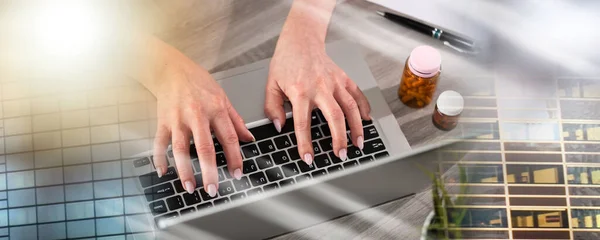 Medico Femminile Che Utilizza Computer Portatile Nello Studio Medico Esposizione — Foto Stock