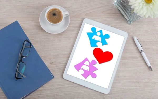 Vista Superior Escritorio Con Concepto Amor Una Tableta Digital —  Fotos de Stock