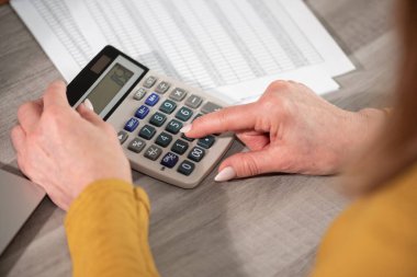 Hesap makinesi kullanan kadın eller. Finans ve ekonomi kavramı