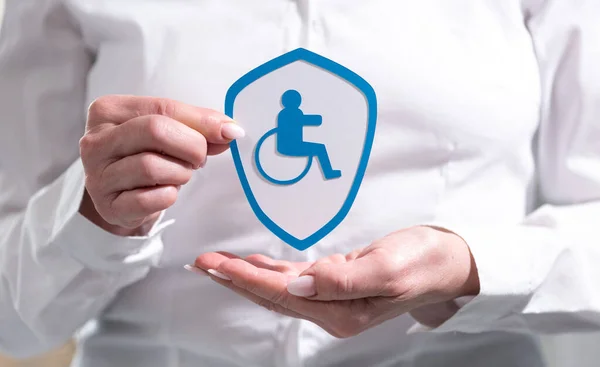 Pojęcie Ubezpieczenia Wypadek Inwalidztwa Papierową Tarczą Trzymaną Przez Kobietę — Zdjęcie stockowe