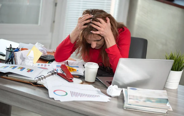 Overwerkt Volwassen Zakenvrouw Zitten Aan Een Rommelig Bureau — Stockfoto