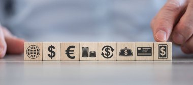 Tahta küplerdeki simgelerle çevrimiçi bankacılık kavramı