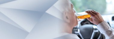 Araba kullanırken alkol alan adam; panoramik pankart