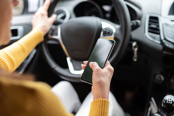 Vrouw Met Behulp Van Haar Mobiele Telefoon Tijdens Het Rijden — Stockfoto