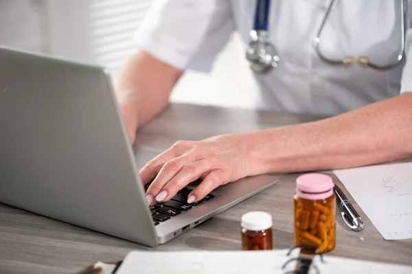 Female Doctor Using Laptop Medical Office — Stock Photo, Image