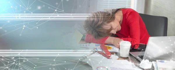 Overwerkte Volwassen Zakenvrouw Zit Aan Een Rommelig Bureau Panoramische Banner — Stockfoto