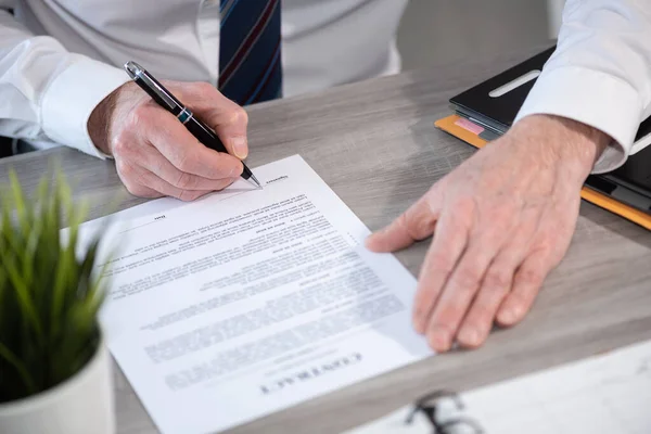 Mão Homem Negócios Assinando Contrato — Fotografia de Stock