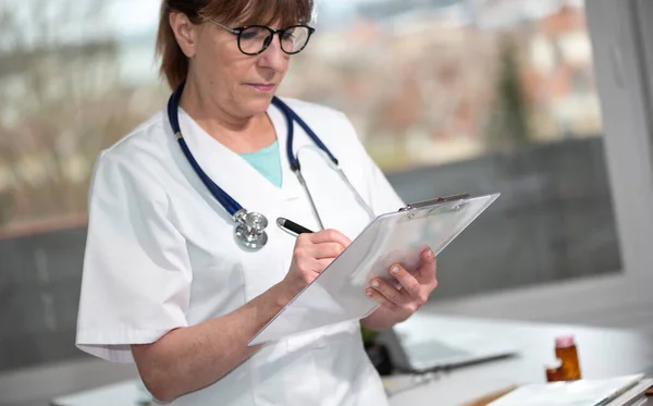 Ärztin Macht Sich Notizen Auf Klemmbrett Arztpraxis — Stockfoto