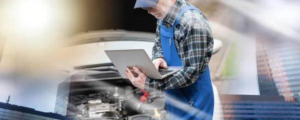 Mecânico Carro Usando Laptop Para Verificar Motor Carro Exposição Múltipla — Fotografia de Stock