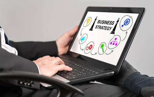 Üzletember Figyeli Üzleti Stratégia Koncepció Egy Laptopon — Stock Fotó