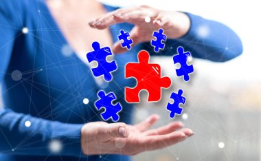 Arka planda bir kadının elleri arasındaki takım çalışması kavramı