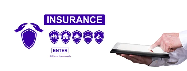 背景に保険の概念を持つデジタルタブレット上の指のポインティング — ストック写真