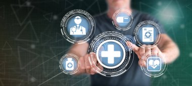 Dokunmatik ekranda parmaklarıyla sağlık sigortasına dokunan bir adam.