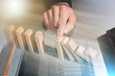 Erkek eli domino etkisini durduruyor. iş denetimi kavramı; çoklu pozlama