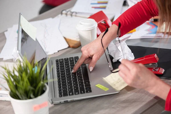 Empresária Trabalhando Uma Mesa Desordenada Bagunçada — Fotografia de Stock