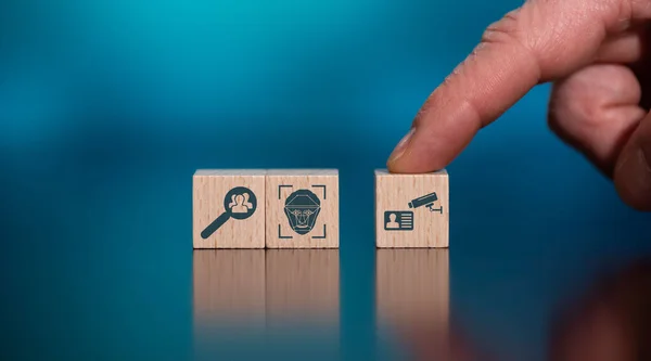 Konzept der Videoüberwachung mit Symbolen auf Holzwürfeln — Stockbild Konzept Der Videoüberwachung Mit Symbolen Auf Holzwürfeln — Stockfoto