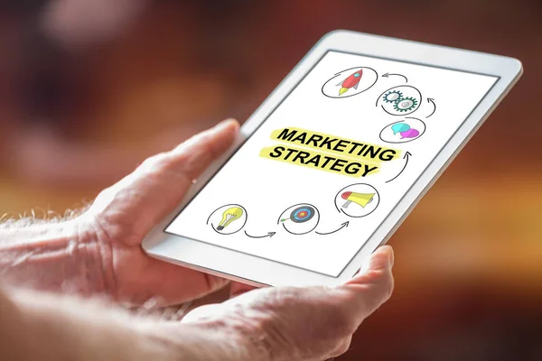 Mężczyzna Trzymający Tablet Pokazujący Koncepcję Strategii Marketingowej — Zdjęcie stockowe