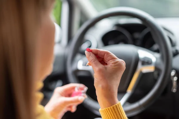 Frau Sitzt Auto Und Nimmt Tabletten Vor Der Fahrt — Stockfoto