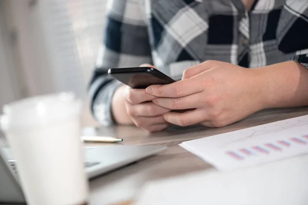 Manos Femeninas Usando Teléfono Móvil — Foto de Stock