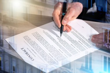 Erkek elleri bir sözleşmenin içeriğini kontrol ediyor; çoklu pozlama