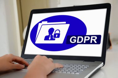Ekranda GDPR konseptini gösteren bir dizüstü bilgisayarda eller
