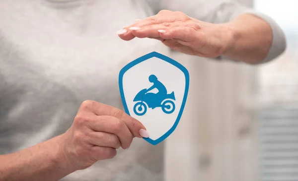 Begreppet Motorcykel Försäkring Med Pappersskydd Som Innehas Kvinnlig Hand — Stockfoto