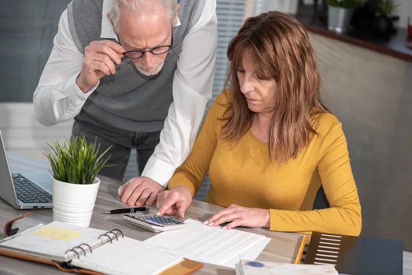 Coworkers Travaillant Sur Les Données Financières Dans Bureau — Photo