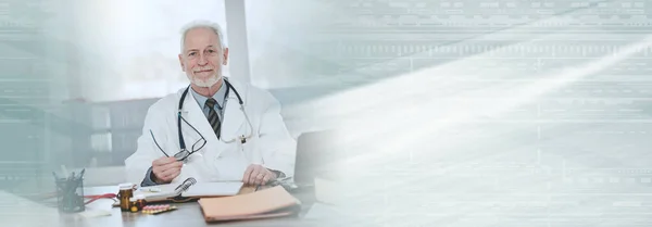 Sağlık Ofisinde Oturan Erkek Kıdemli Doktorun Portresi Panoramik Pankart — Stok fotoğraf