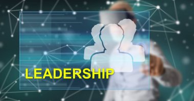 VR kulaklıklı bir adam dokunmatik ekrandaki liderlik kavramına parmağıyla dokunuyor.