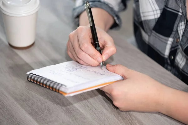 Weibliche Hände Notieren Notizen Auf Notizblock — Stockfoto