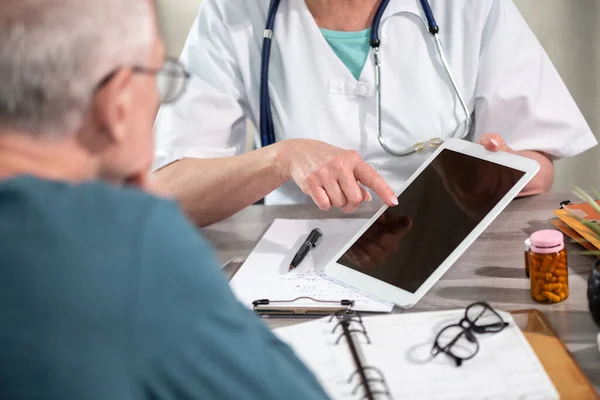 Žena Lékař Ukazuje Zprávy Digitální Tablet Pro Svého Pacienta Ordinaci — Stock fotografie