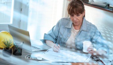 Yeni inşaat projesinde çalışan kadın mimar; ışık efekti