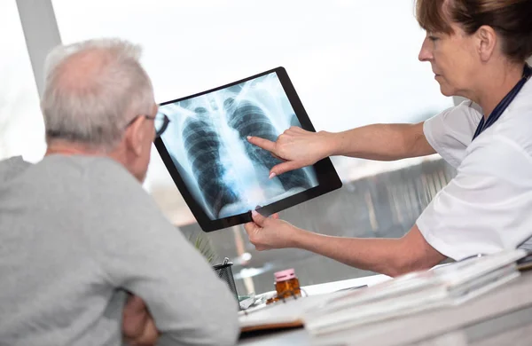 在医务室给病人做X光检查的女医生 — 图库照片
