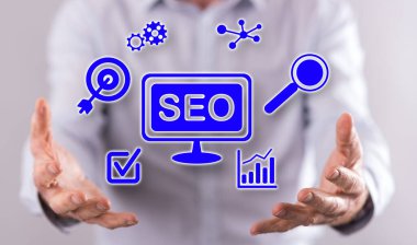 Seo kavramı, arka plandaki bir adamın ellerinden üstündür.