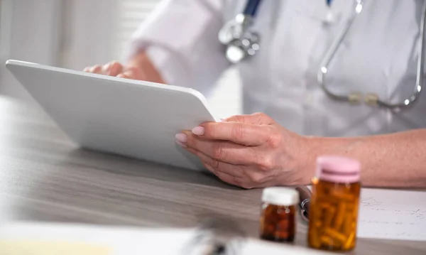 Médecin Féminin Utilisant Une Tablette Numérique Sur Lieu Travail — Photo