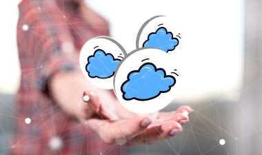 Bulut ağı kavramı arka plandaki bir kadının elinin üstünde.