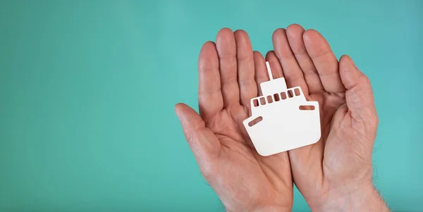ターコイズ色の背景に手に紙のボートとボート保険の概念 — ストック写真