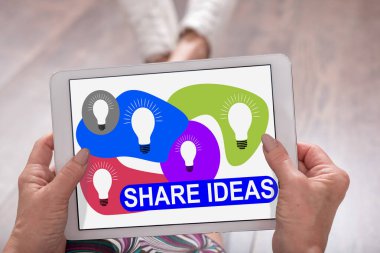 Bir kadın tarafından tutulan tablette gösterilen fikirleri paylaşın