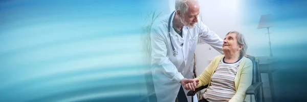 Άντρας Γιατρός Υποστήριξη Ηλικιωμένη Γυναίκα Στο Γηροκομείο Πανοραμική Πανό — Φωτογραφία Αρχείου