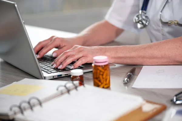 Female Doctor Using Laptop Medical Office — Stock Photo, Image