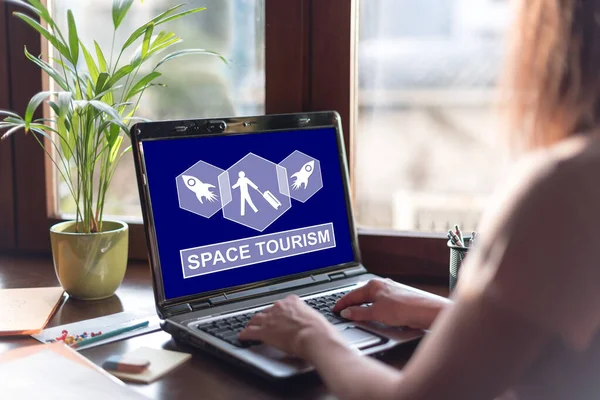 展示空间旅游概念的笔记本电脑屏幕 — 图库照片