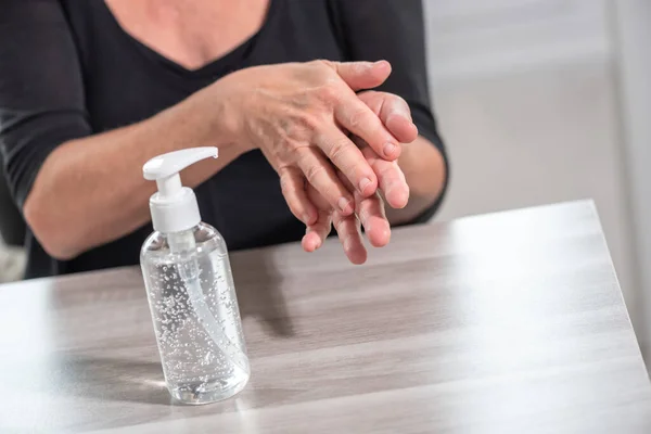 Mulher Esfregando Mãos Com Gel Álcool Desinfetante Prevenção Infecção Por — Fotografia de Stock